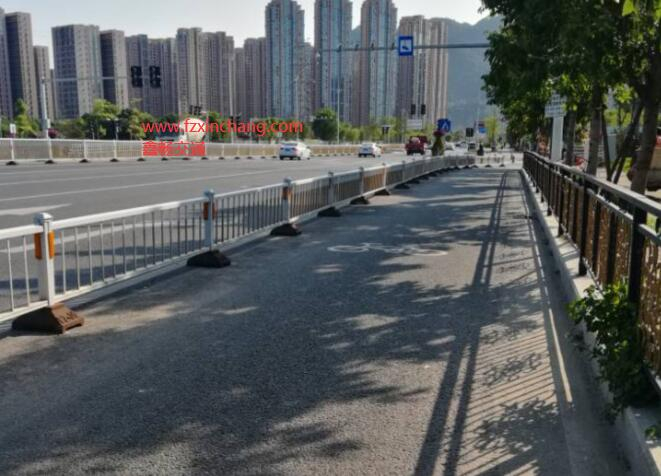 宁德交通护栏在宽阔的道路安装示例